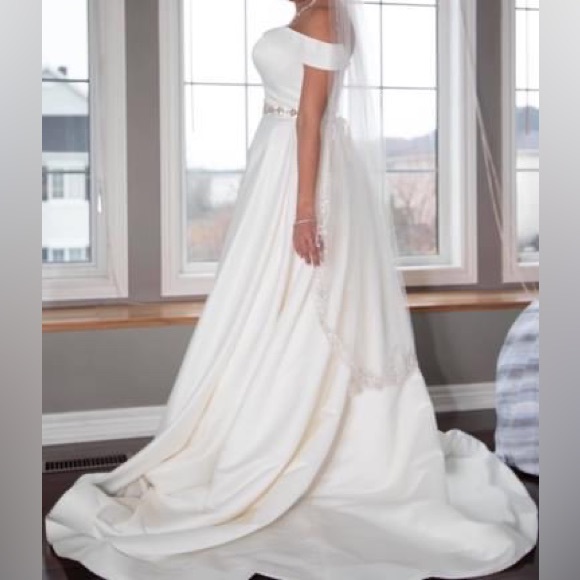 David’s Bridal wedding dress, Ivory size 8 - Picture 2 of 8